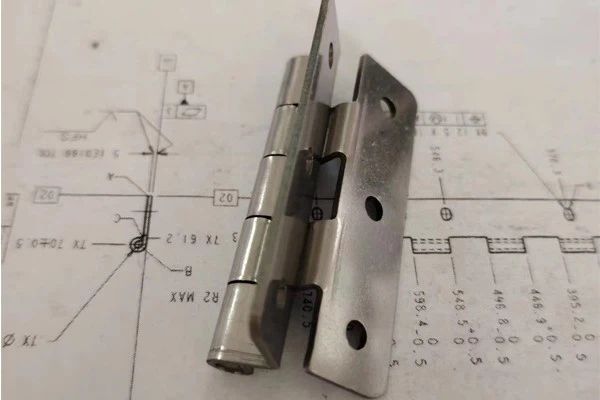 Anti-vibration Screw-on Hinge